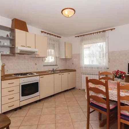 Appartement Cozy In With Kitchen Pula