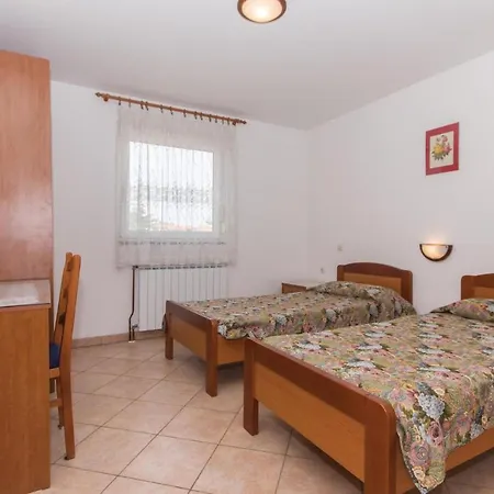 2 Bedroom Amazing Apartment In Pula Apartamento *