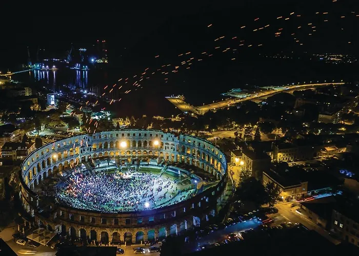 2 Bedroom Cozy In Apartment *