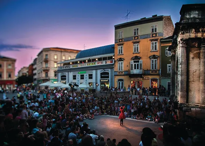 2 Bedroom Cozy In Apartment *