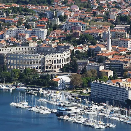 2 Bedroom Cozy In Apartment Pula